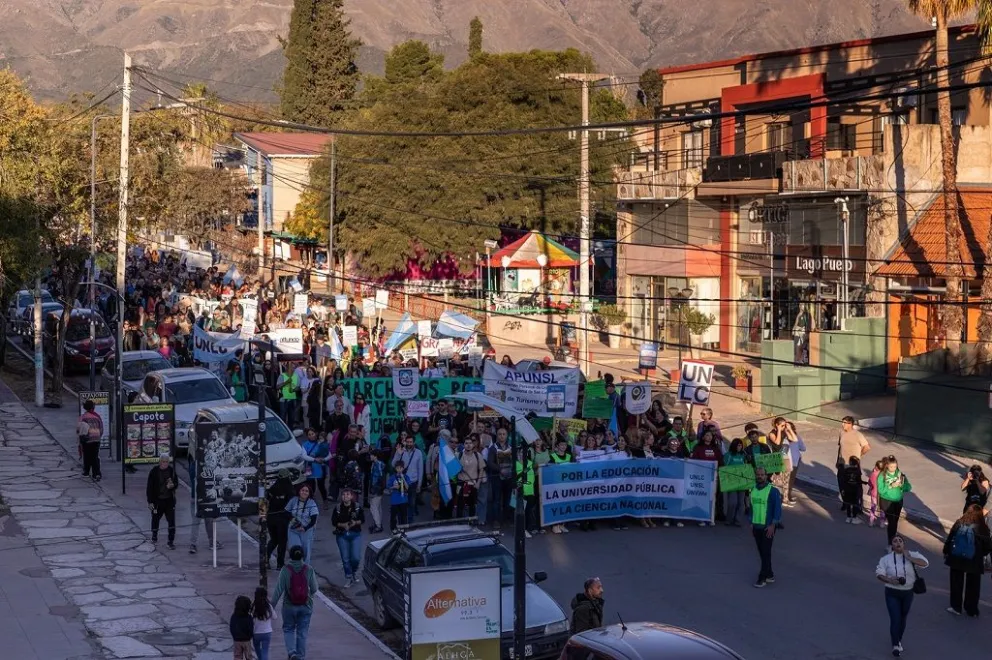 La Villa de Merlo marchó por la universidad pública y su reclamo resonó en todo el país. 