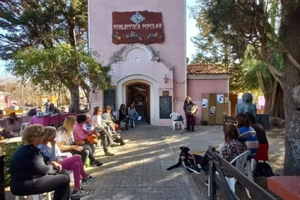 La Biblioteca Popular ‘La Casita de Cuentos’ está ubicada en Belgrano y Pringles. Allí se puede solicitar información de los talleres.