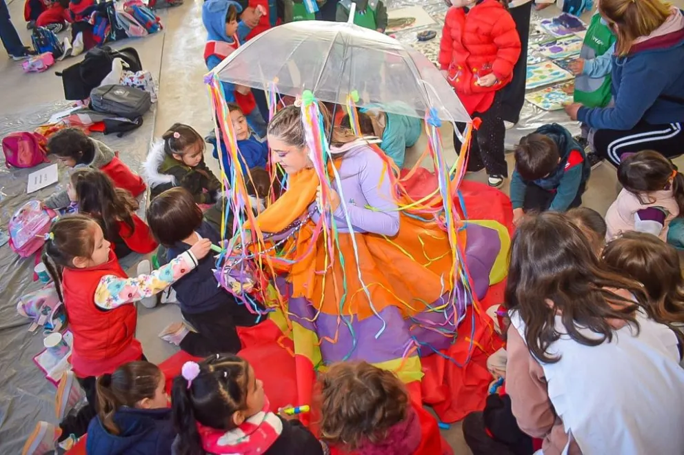 Los pequeños artistas desplegaron toda su creatividad a través de distintas técnicas de dibujo y pintura, acompañados por docentes y profesores de arte.