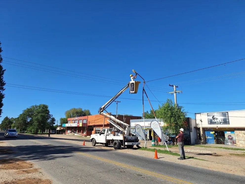 Carpintería incorporó nuevas luminarias sobre Ruta 1 para mejorar la seguridad vial. 