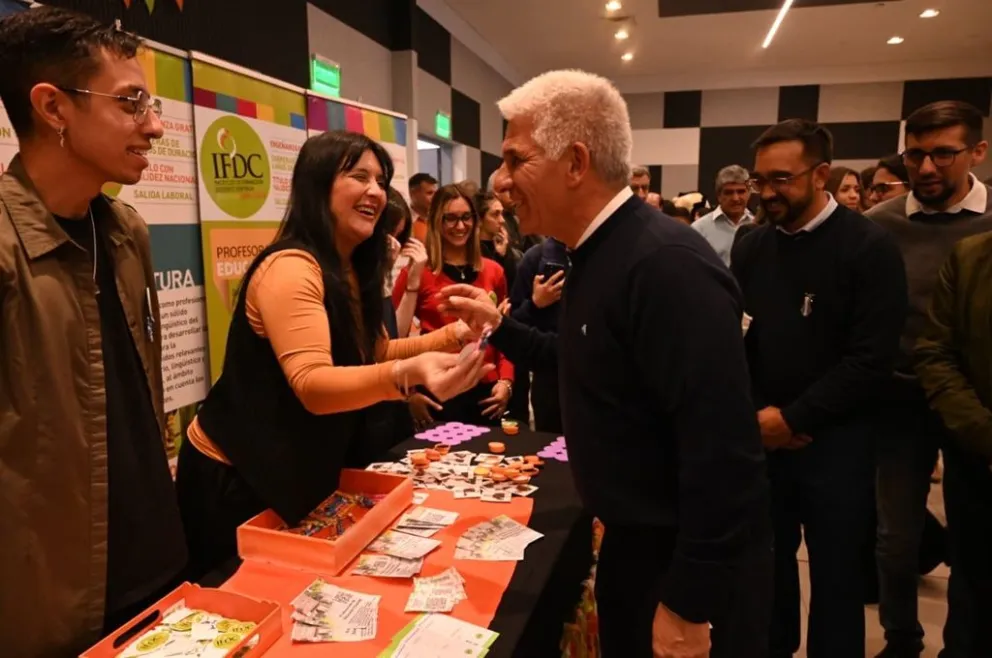 El gobernador Poggi recorrió los stands con el intendente interino, Leonardo Rodríguez, y el ministro de Turismo y Cultura, Juan Álvarez Pinto.