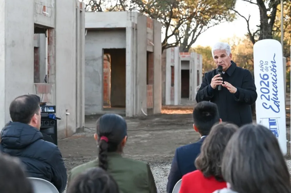 El gobernador Claudio Poggi anunció en Los Molles que las 16 casas estarán listas para el 6 de noviembre.