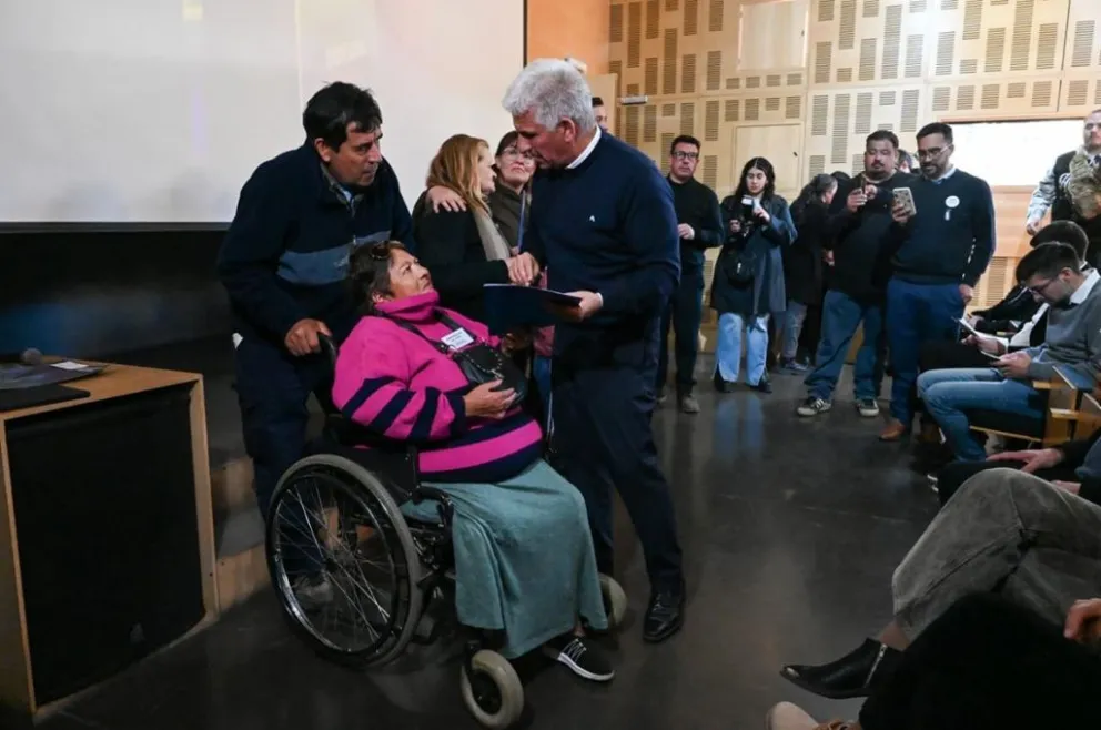 El gobernador Poggi entregó escrituras y readjudicaciones a los vecinos.