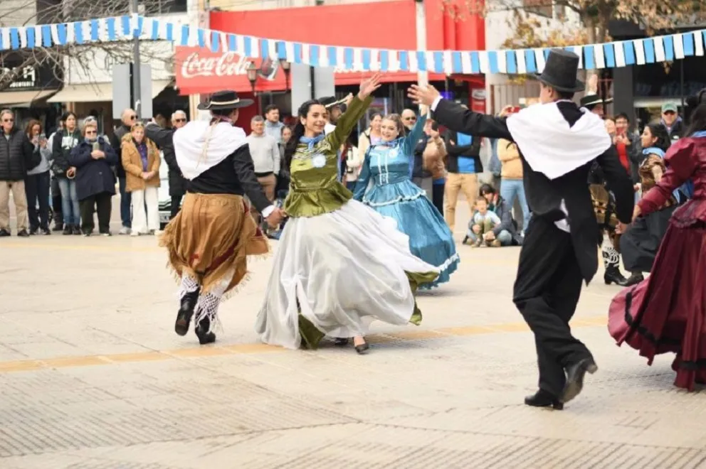 La plaza Sobremonte fue escenario del desafío ‘Colores del Casco Histórico’ y no faltó el baile.