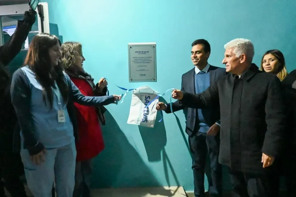 Poggi inauguró mejoras en el CAPS de Los Molles y proyectó el gas natural para la localidad. 