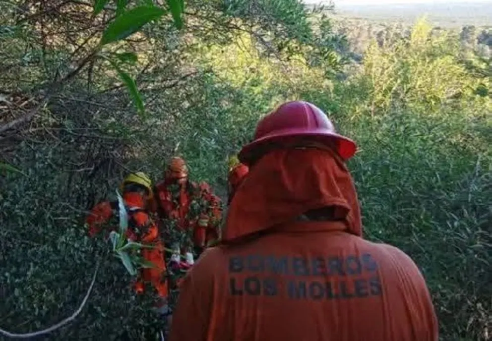 El personal procedió a contener a la persona accidentada e inmovilizar la pierna afectada. (Foto: BBVV Los Molles)