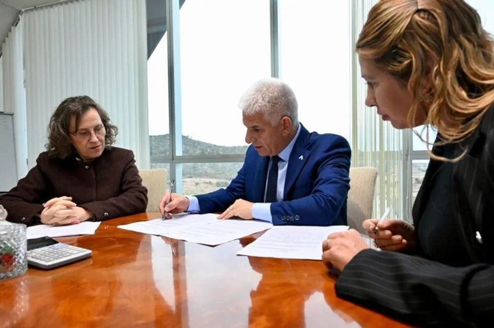 Poggi este viernes a primera hora, junto a la ministra de Salud, Teresa Nigra, al momento de firmar el llamado a licitación.