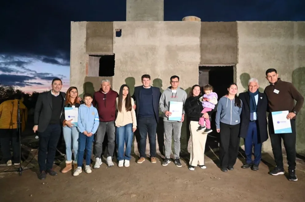 Poggi confirmó la entrega de viviendas para noviembre y anunció la ampliación del centro de salud de Villa Larca. 