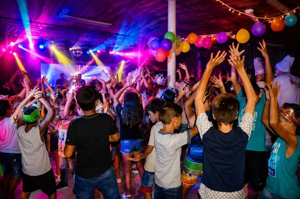 La iniciativa está orientada a jóvenes de entre 11 y 14 años y busca ofrecer un espacio de encuentro, diversión y socialización en un entorno controlado y especialmente preparado para esa franja etaria.