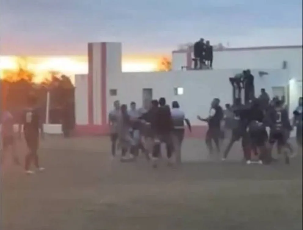 El encuentro entre CAJU y San Martín de Santa Rosa del Conlara terminó en una batalla campal. (Imagen: El Chorrillero)