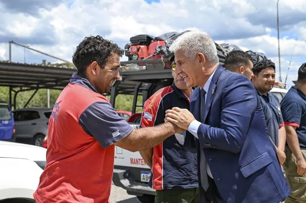 El Gobernador saludó a los bomberos voluntarios en su día.