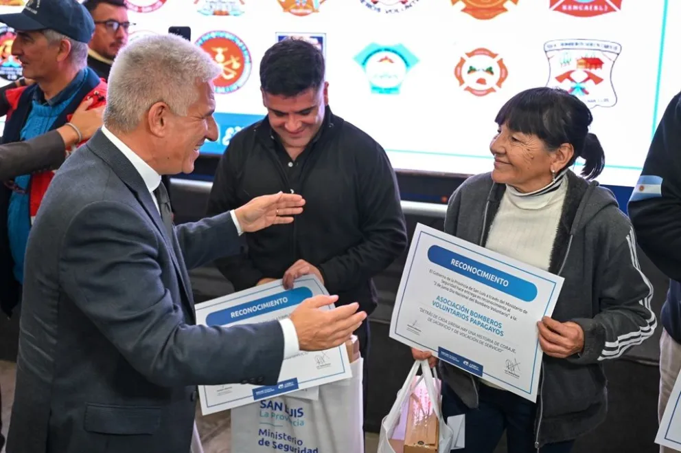 Cada cuartel recibió una antena y un reconocimiento en conmemoración del Día del Bombero Voluntario.