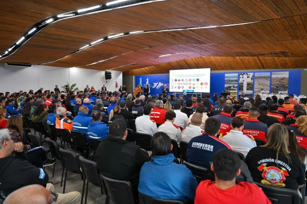 Durante el lanzamiento de la campaña estuvieron presentes representantes de los cuarteles de Bomberos Voluntarios de toda la provincia.
