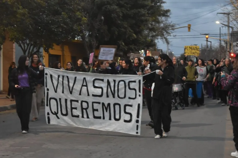 Masiva marcha en la Villa de Merlo para decir Ni Una Menos. (Fotos: Emilse Ortíz)