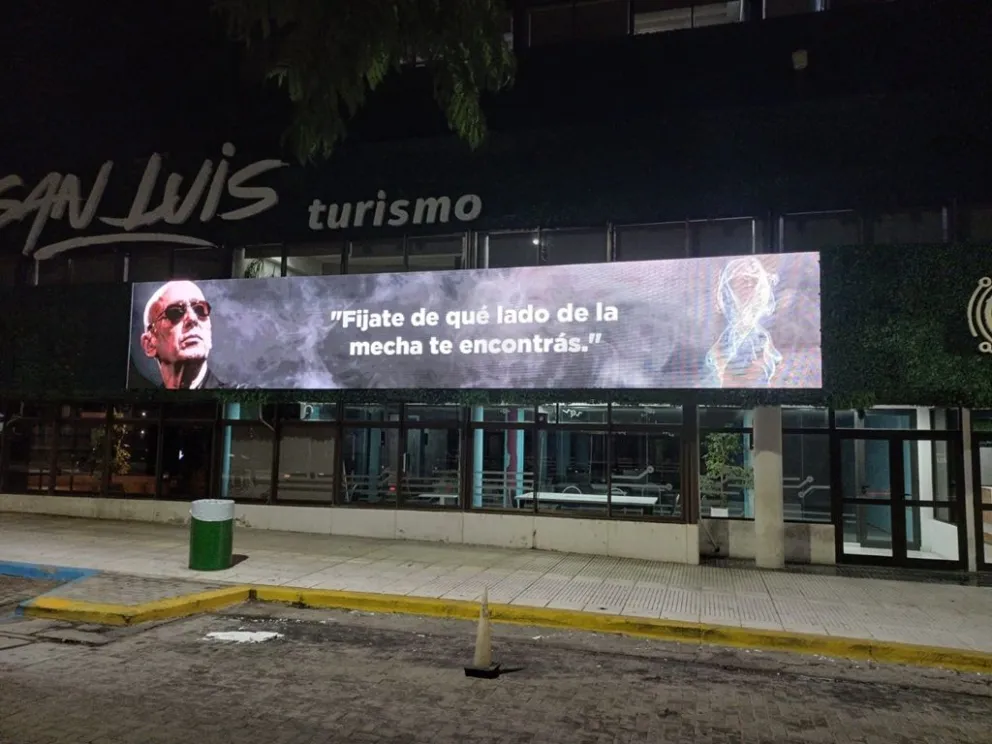Las pantallas del edificio de Turismo y Cultura recordaron al querido artista.