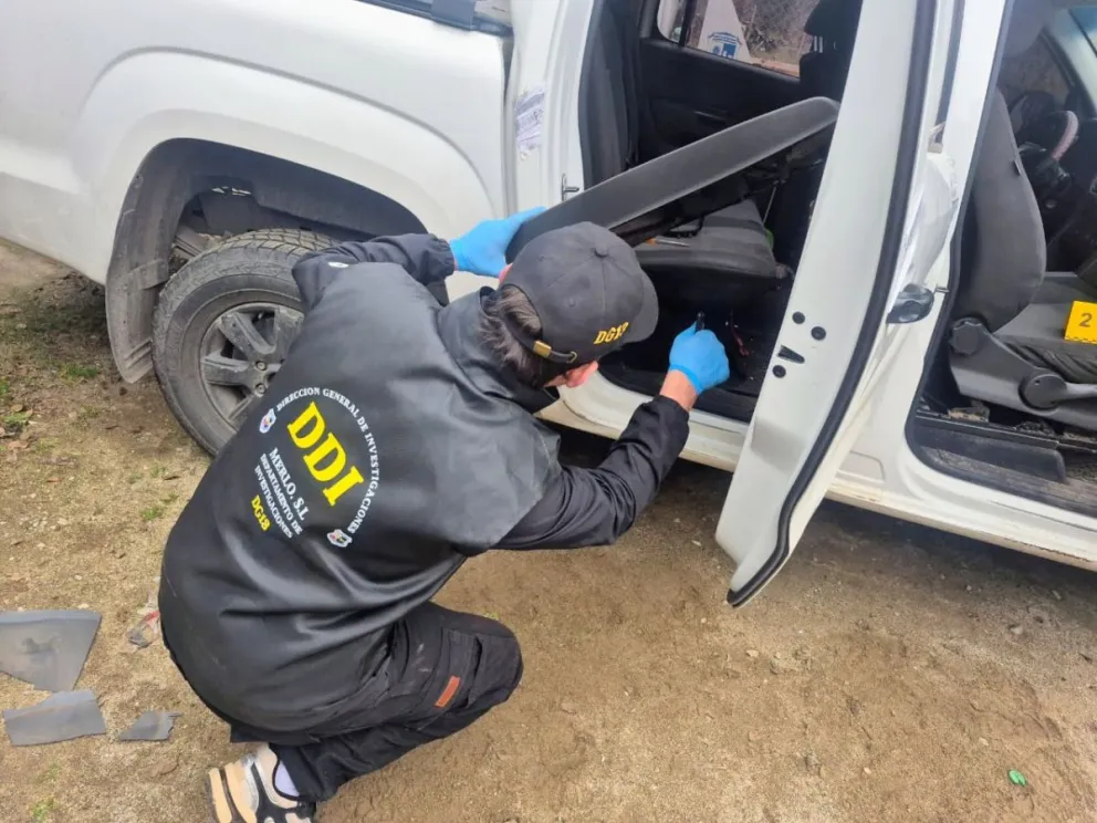 Los investigadores encontraron oculto en el interior del vehículo, debajo de un compartimento y tras retirar una tapa plástica, un dispositivo portátil tipo handy marca Baofeng. Foto Pol. de San Luis.