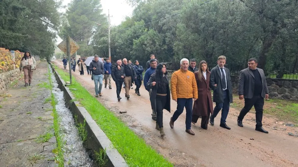 Poggi y su comitiva recorrieron parte de la obra en la que se entubó parte del canal que transporta agua a Cortaderas.