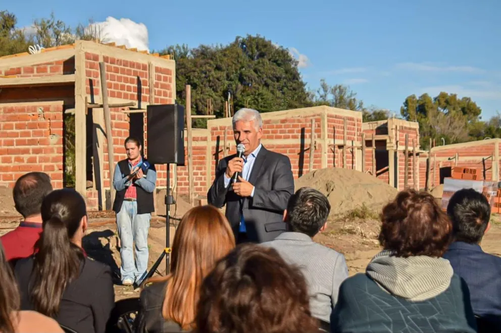 El gobernador de San Luis, Claudio Poggi, anunció la fecha de entrega de las viviendas en Merlo.