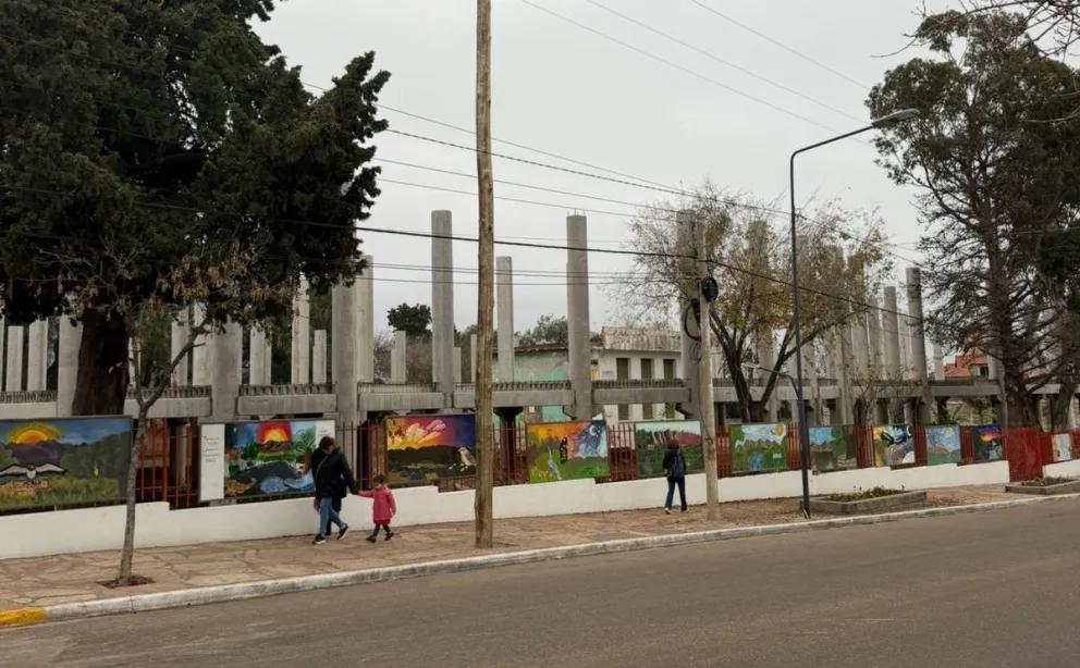 Obras paralizadas en la avenida del Sol, donde estaba la exescuela 65. 