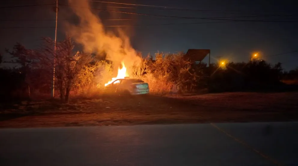 El remis prendido fuego tras el choque. Foto gentileza