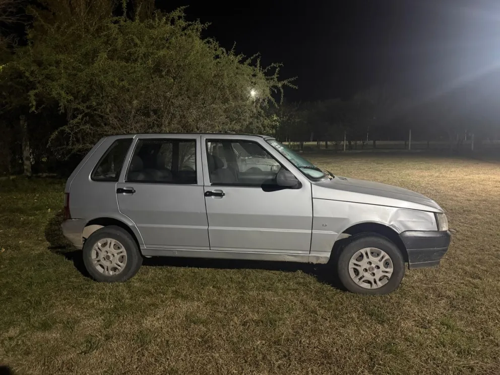 El auto sustraído anoche en la puerta de una pizzeria y recuperado horas después por la policía.