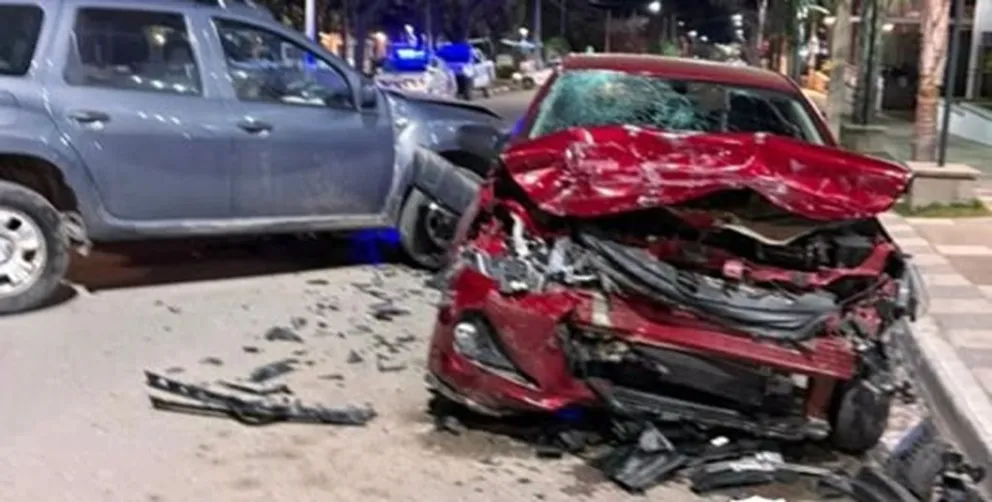 Un fuerte accidente de tránsito se registró durante la madrugada de este sábado en pleno centro de la Villa de Merlo (Foto: BBVV Villa de Merlo)