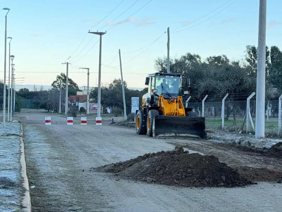 Las tareas comenzaron con el movimiento de suelo sobre bulevar Los Ciruelos, en la mano este-oeste (sentido descendente), correspondiente al ingreso al barrio.