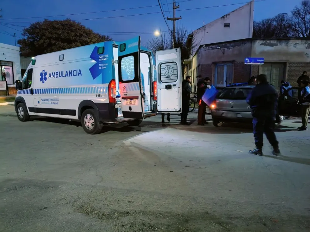 Como consecuencia del impacto, ambos conductores sufrieron lesiones y debieron ser asistidos por personal médico en el lugar