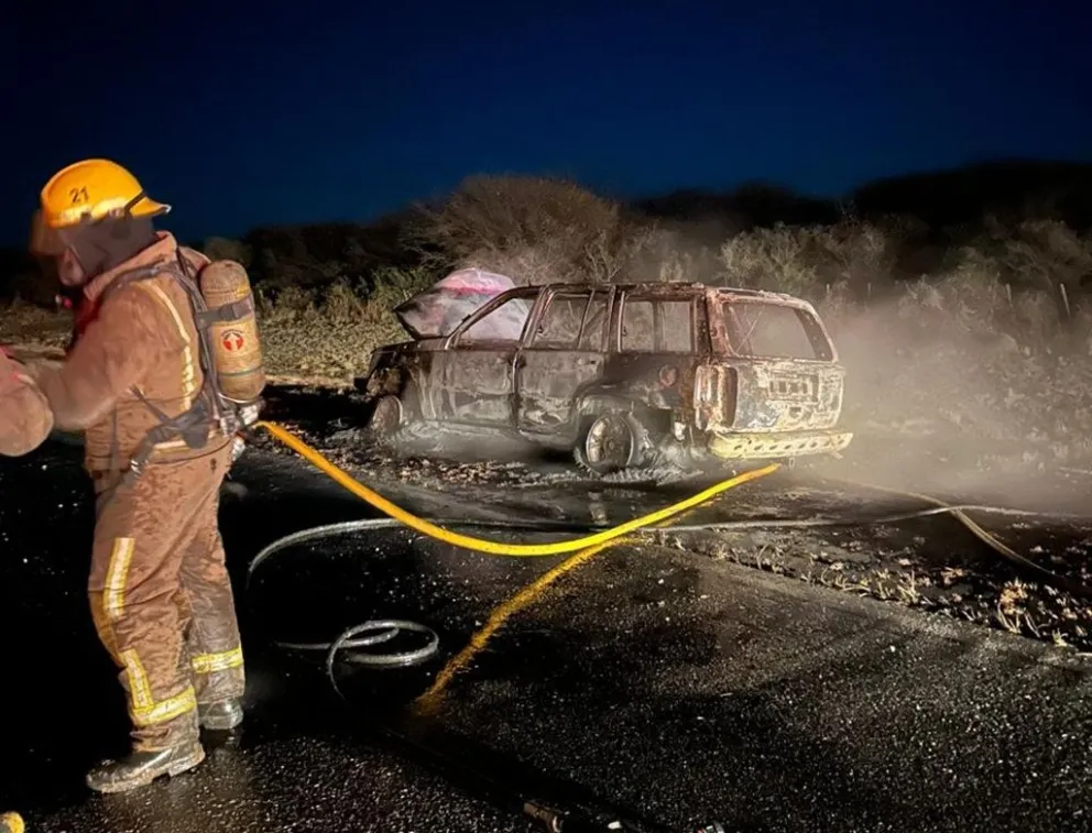 Bomberos Voluntarios intervinieron en un incendio vehicular ocurrido sobre la Ruta Provincial N.º 55. (Fotos: BBVV Tilisarao)