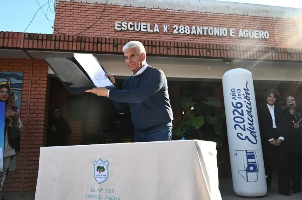 El Gobernador firmó un decreto para la ampliación de la escuela ‘Antonio Esteban Agüero’.
