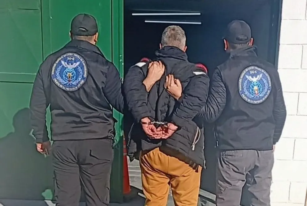 El acusado de comercializar droga llevado a la çarcel. Foto Policia de San Luis.