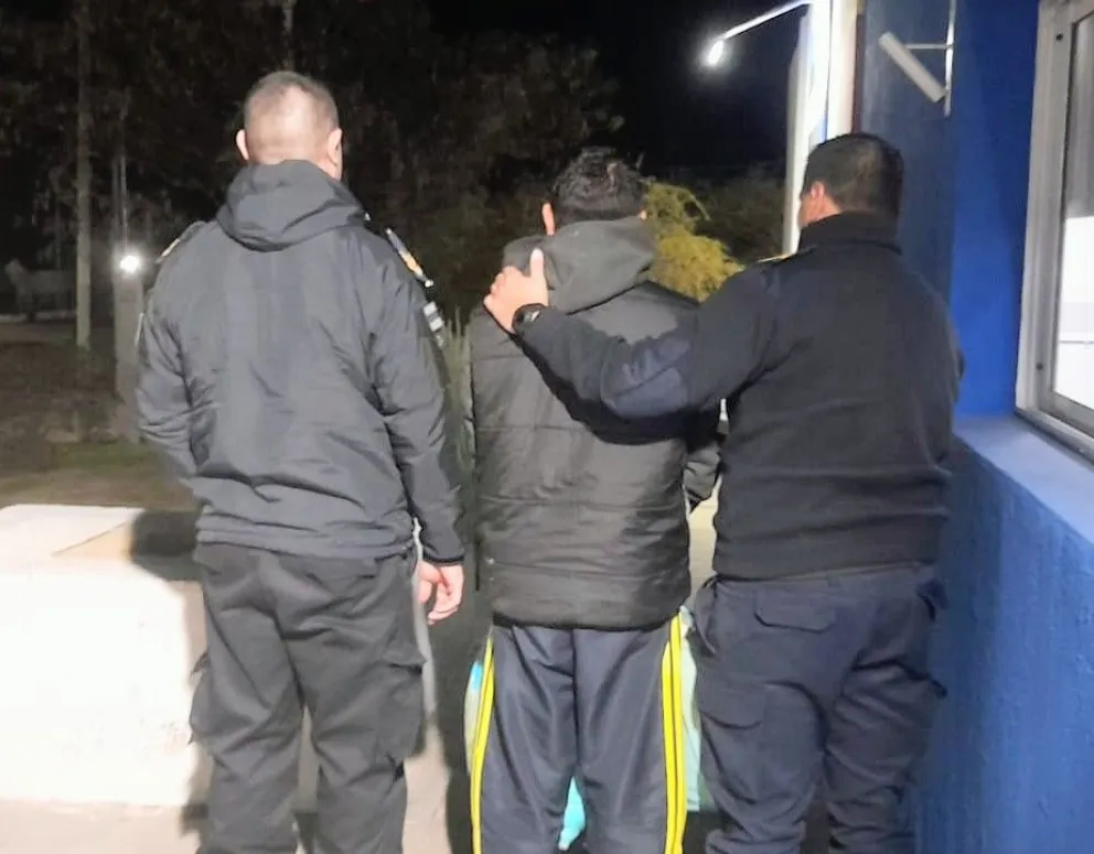 Trasladaron a un hombre a la provincia de Corrientes tras ser detenido en Merlo por una causa de abuso sexual en esa provincia. Foto: Pol. de San Luis.