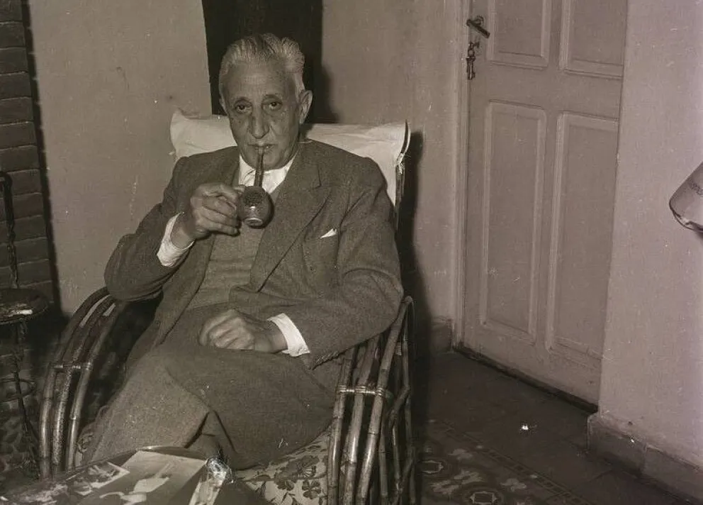 El Dr. Arturo Umberto Illia, a sus 63 años, mientras toma un mate en su casa de Cruz del Eje. Bettmann - Bettmann