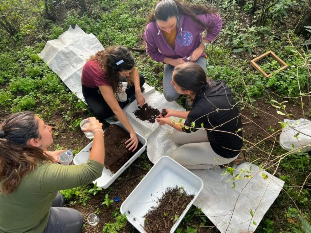 Estudiantes de la Licenciatura en Ciencias Ambientales de la UNLC participaron de una salida de campo en la Reserva Ecológica Tierra de Oro, ubicada en el Cerro de Oro. 