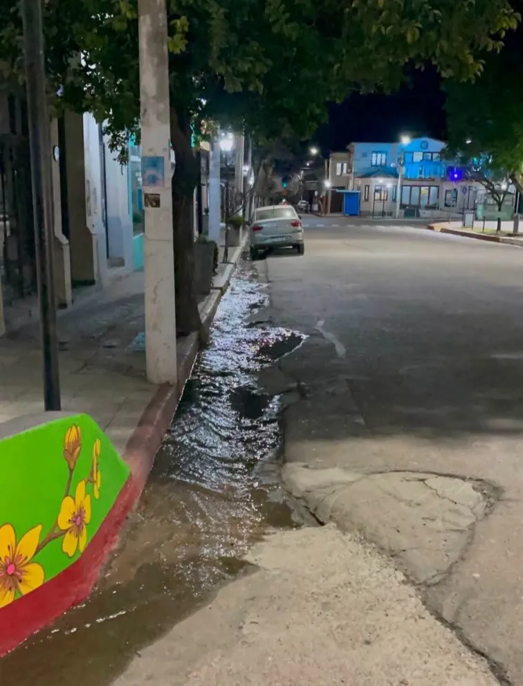 Según el comunicado oficial, el agua desciende por calle Tissera y continúa su escurrimiento por Juan de Videla.