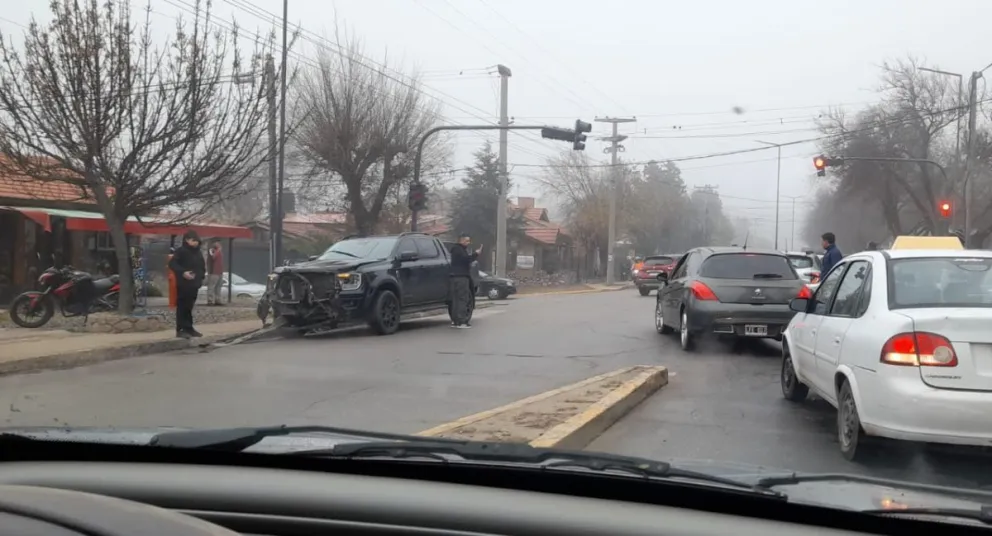 Choque a metros de la comisaria 26 en Villa de Merlo dejó a dos policias heridos.