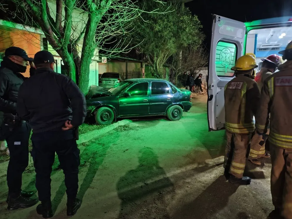 Cuatro personas resultaron heridas tras un violento choque en Tilisarao. (Fotos: Bomberos Voluntarios de Tilisarao)