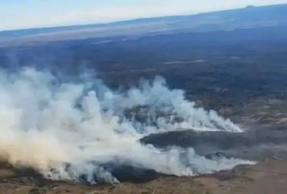 Durante el combate del fuego trabajaron más de 84 efectivos, (Foto: Traslasierra Noticias)