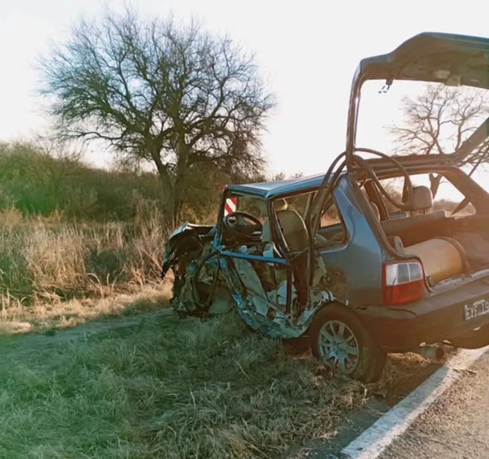 Tres heridos tras un fuerte choque entre un auto y un camión en la Ruta 20. (Fotos: Policia de San Luis)