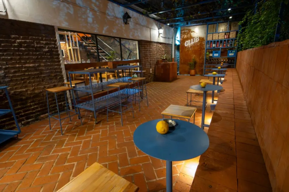 Al Voleo Vermut, el primer viñedo de altura de San Luis especializado en elaboración de vermut de paisaje, abrió su Club Social en Av. del Sol 726 de la Villa de Merlo. 