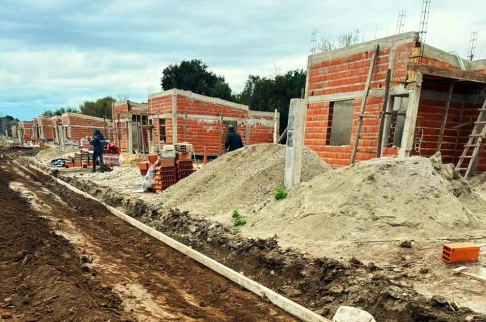 El Gobernador anunció que el 22 de diciembre entregarán las casas que se construyen en la Villa de Merlo.