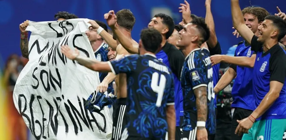 Los jugadores de la Selección Argentina con una bandera que acompañar el reclamo de soberanía por las islas Malvinas. (Foto Juano Tesone-CLARIN)