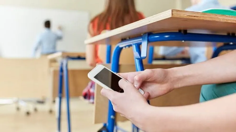 Seis de cada diez chicos de tercer grado ya tienen celular.