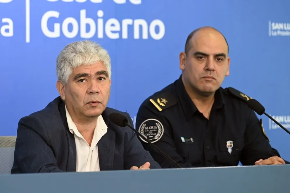 A la izquierda, el jefe de la Policía de San Luis, junto al comisario Inspector Rubén Alcaraz.
