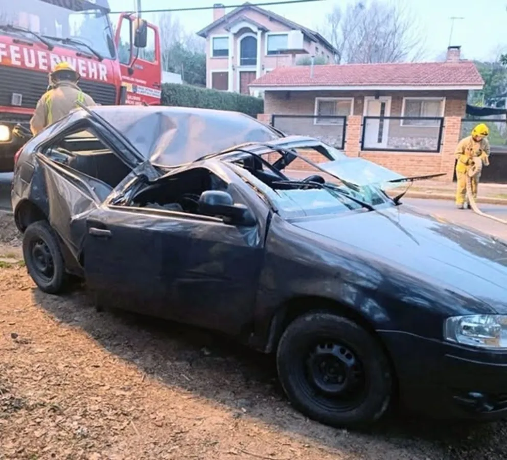 Un joven resultó herido tras volcar con su auto en avenida de Los Césares de la Villa de Merlo. (Foto: Policía de San Luis)