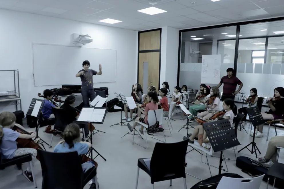 La iniciativa busca fortalecer la formación musical integral mediante la práctica orquestal y promueve el desarrollo artístico.