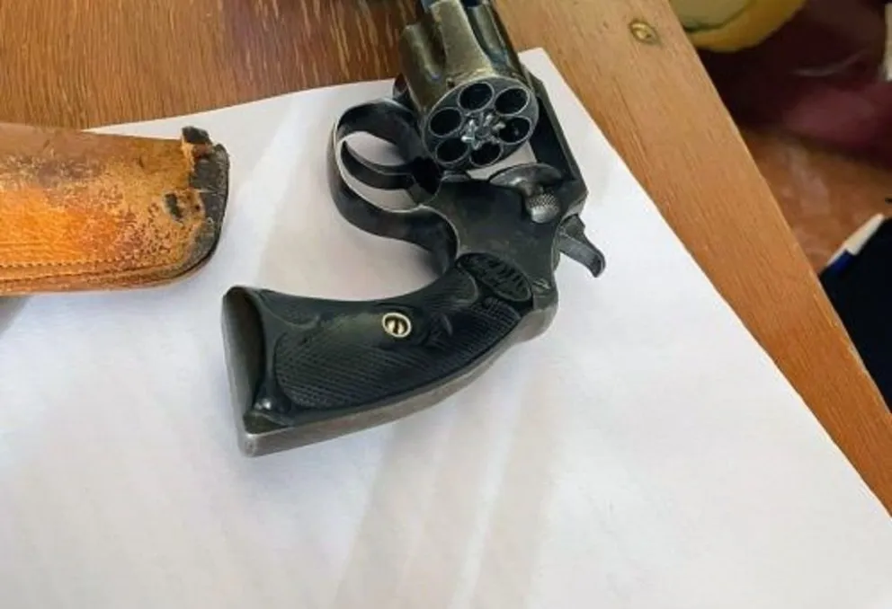 Tras un allanamiento, la Policía secuestró un revólver, municiones y un automóvil. (Foto: Policia de San Luis)