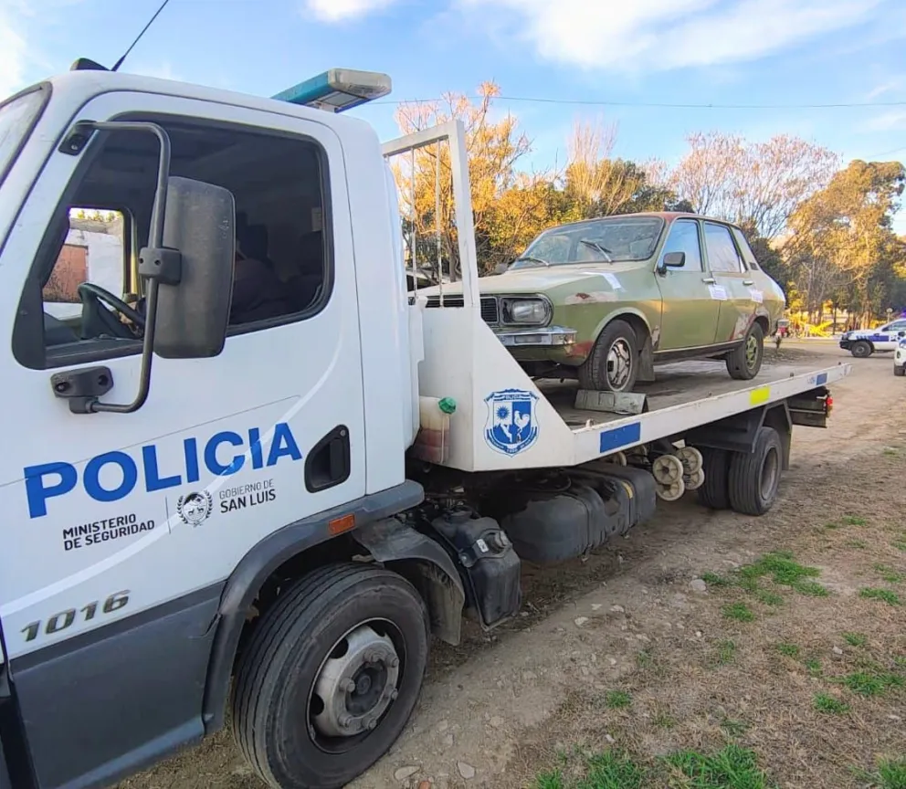 Según la investigación, durante un operativo preventivo el conductor del vehículo realizó maniobras peligrosas y, al ser interceptado por la Policía, desobedeció la orden de detenerse y escapó.