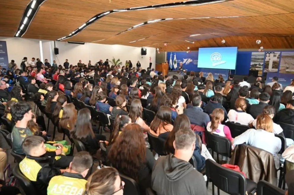 El Gobernador entregó decretos a 15 clubes para fortalecer el deporte infantojuvenil.