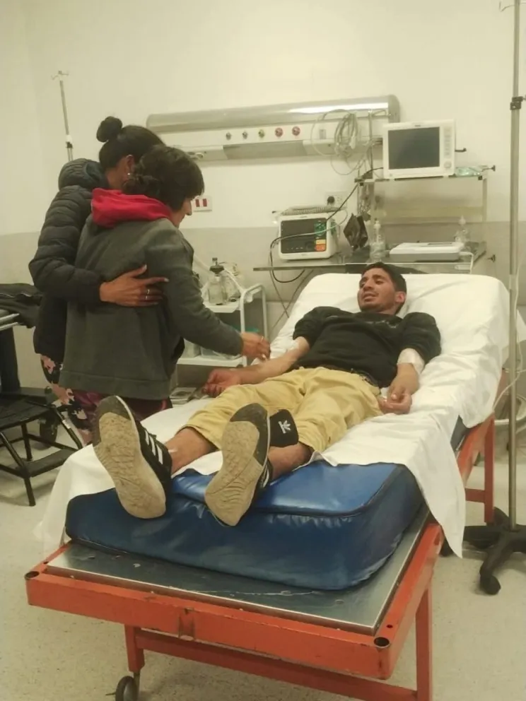 Tras su llegada a su domicilio, fue asistido por sus familiares y posteriormente trasladado a un centro de salud para ser evaluado por profesionales médicos.